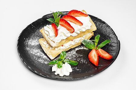 Мильфей с клубникой