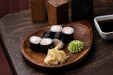 Ролл с креветкой