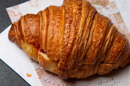 Круассан заварной крем с клубникой