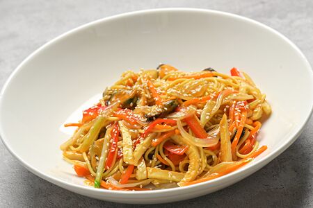 Яичная лапша с мясом мидий и японским омлетом