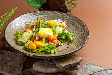 Салат с малосольным лососем и яйцом пашот