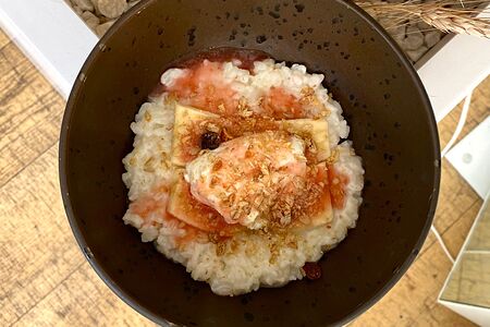 Рисовая каша с клубничным фулом и бананом на кокосовом молоке