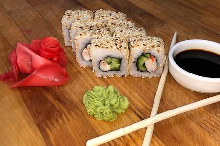 Ролл Калифорния с кунжутом