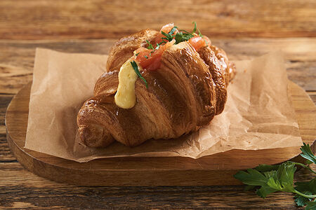 Круассан с голландским соусом и лососем