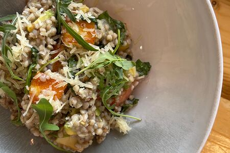 Зеленая греча с авокадо, жареным сыром халуми, рукколой и томатами черри