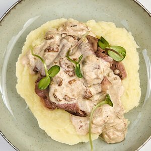 Телячий язык в сливочно-грибном соусе