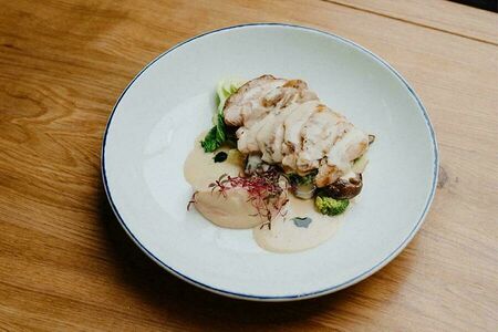 Бедро цыпленка с пак-чой и соусом нуазет