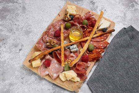 Большое ассорти из сыров и ветчины