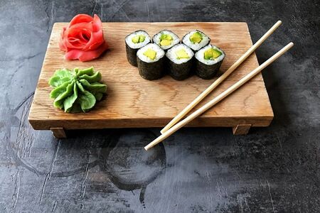 Ролл с авокадо