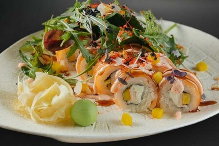 Ролл никкей с тигровой креветкой, манго и ананас с соусом спайси айоли