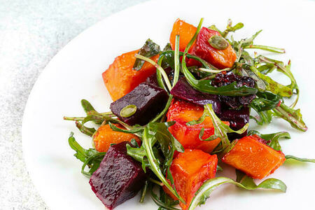 Салат из запеченной тыквы и свеклы