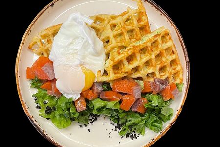 Кабачковые вафли с форелью и яйцом пашот