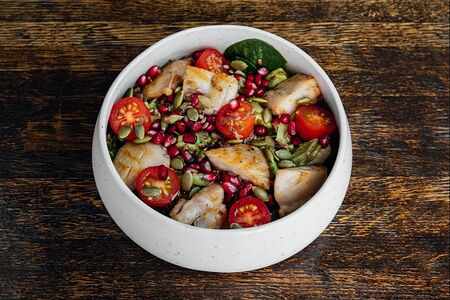 Салат с цыпленком, булгуром, авокадо и гранатом