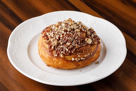 Улитка с корицей, карамелью и пеканом
