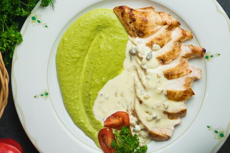 Куриная грудка под сливочно-грибным соусом