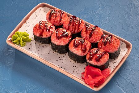 Запеченный ролл с лососем и гребешком