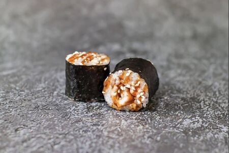 Маки с угрем