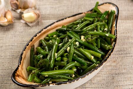 Зеленая фасоль с чесноком и розмарином