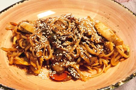 Удон с овощами и курицей