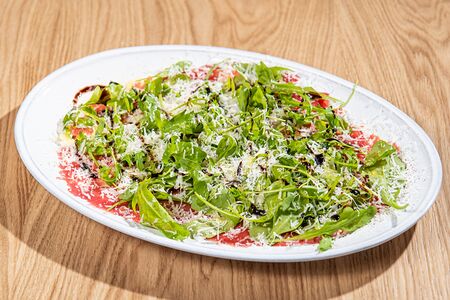 Карпаччо из говядины с руколой и пармезаном