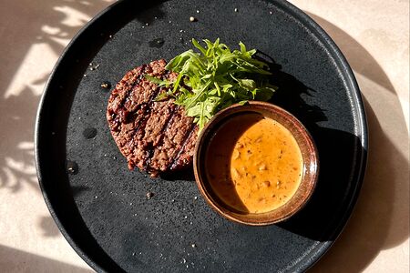 Бифштекс с грибным соусом на гриле