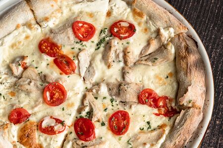 Пицца с цыпленком и томатами