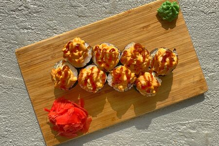 Ролл с лососем и спайси соусом