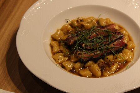 Картофельные галушки с копченым и томленым говяжьим беконом