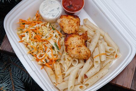 Куриное филе с макаронами и капустным салатом
