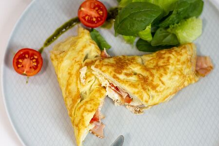 Омлет с беконом, томатом и сыром