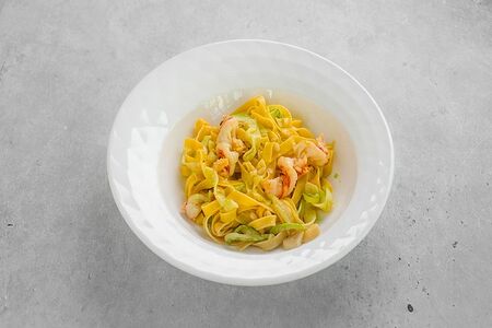 Домашние тальятелле с цукини, креветками и кедровыми орешками