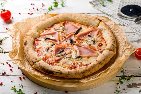 Пицца с ветчиной и грибами