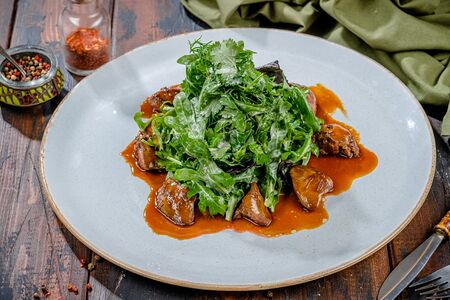 Теплый салат Руккола с куриной печенью