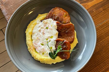 Глазированный язык с картофельным пюре, трюфельным маслом и соусом тартар