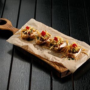 Брускетта с карамельным тунцом