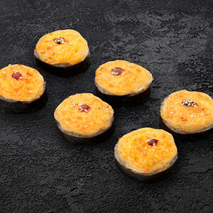 Ролл запеченный с цыпленком под сырным соусом