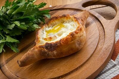 Хачапури-лодочка с сыром и яйцом