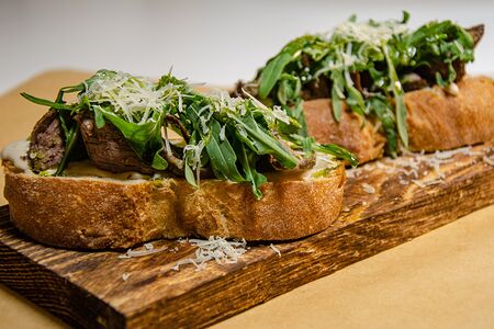 Брускетта с ростбифом и рукколой