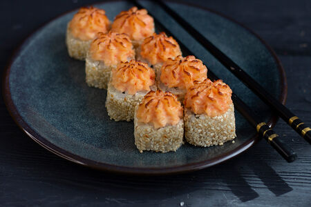 Запеченный ролл с лососем