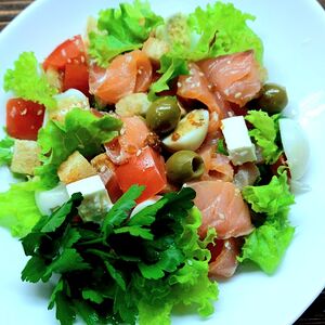 Салат Цезарь с форелью 