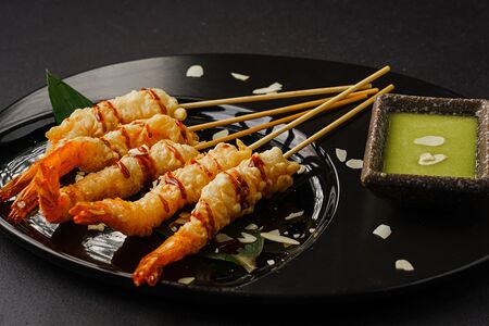 Креветки темпура с медовым соусом васаби