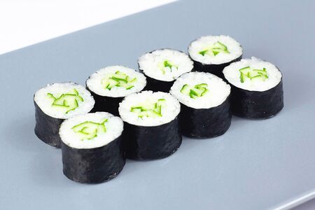 Классический ролл с огурцом