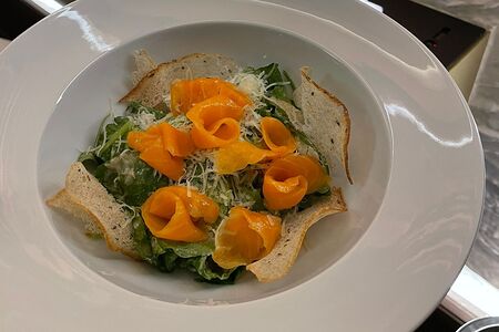 Салат Цезарь с форелью