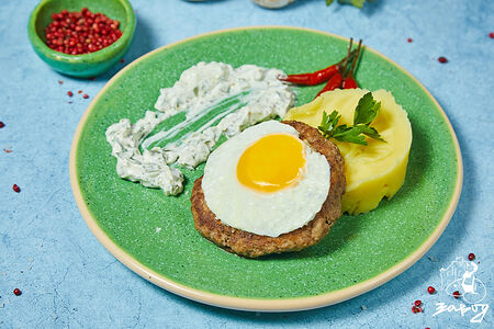 Бифштекс с яйцом пашот и пюре