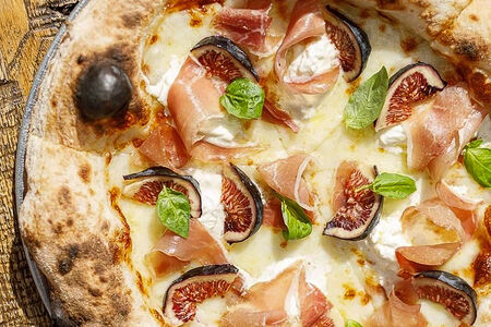 Пармская ветчина со страчателлой и инжиром