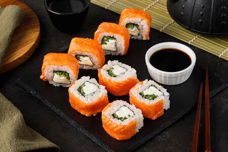 Запеченный ролл Филадельфия карамельная