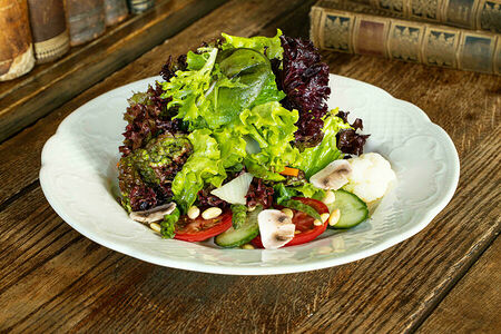 Cалат с овощами, спаржей и ростками сои