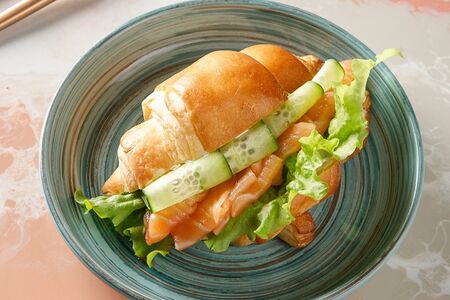 Круассан с лососем и творожным сыром