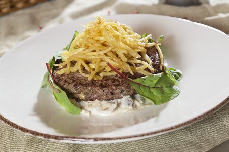 Бифштекс с грибным рагу