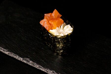 Суши лосось-сыр